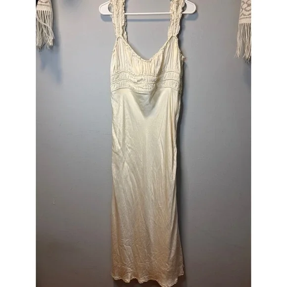 ASTR The Label Cream Smocked Bust Ruffle Satiny Midi Dress Womens Large Bohemian - Picture 2 of 7